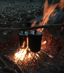 Koken met een billycan boven het vuur